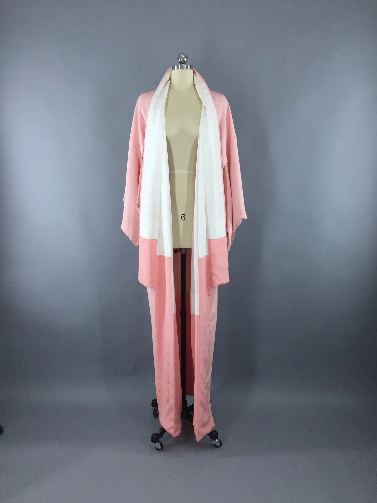 1950s Vintage Silk Kimono Robe in Pastel Pink