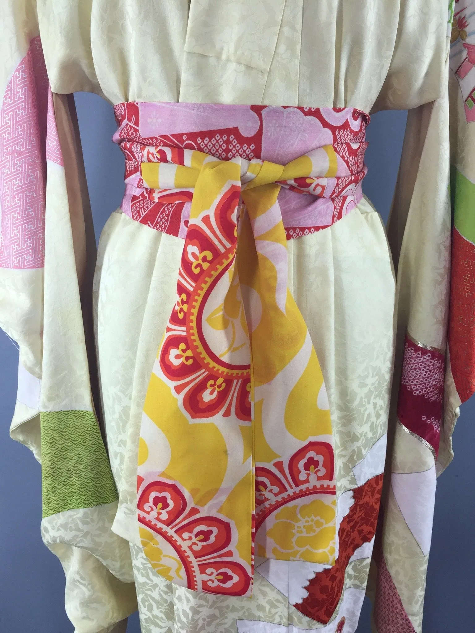 Vintage 1950s Silk Kimono Robe Furisode / Pale Yellow Fans