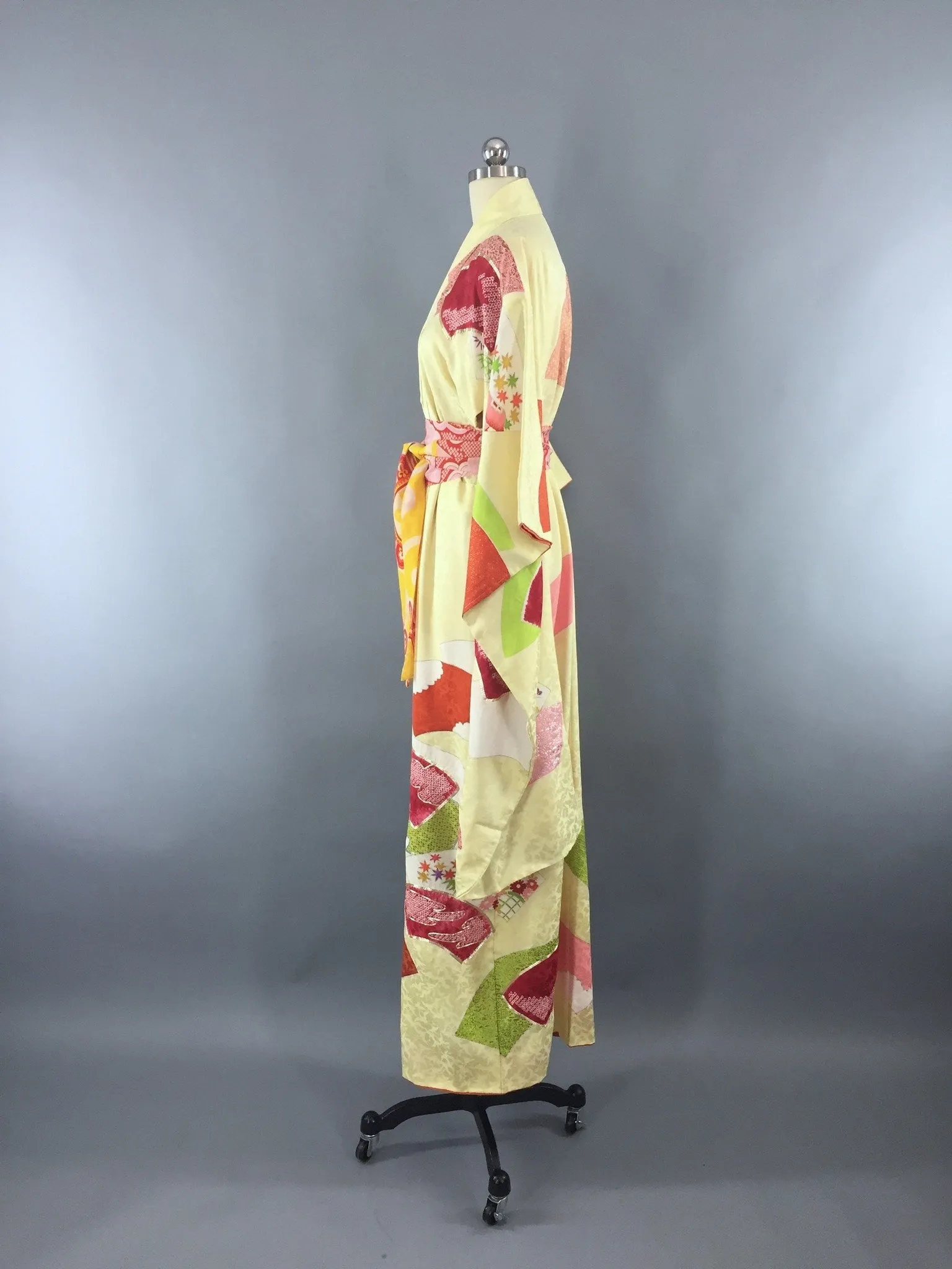 Vintage 1950s Silk Kimono Robe Furisode / Pale Yellow Fans